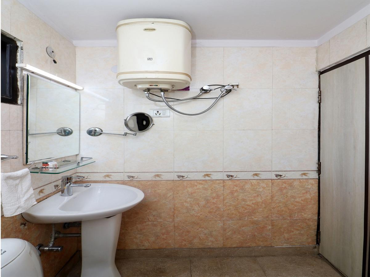 Отель Oyo 13451 Star Corporate Avenue Нью-Дели Экстерьер фото