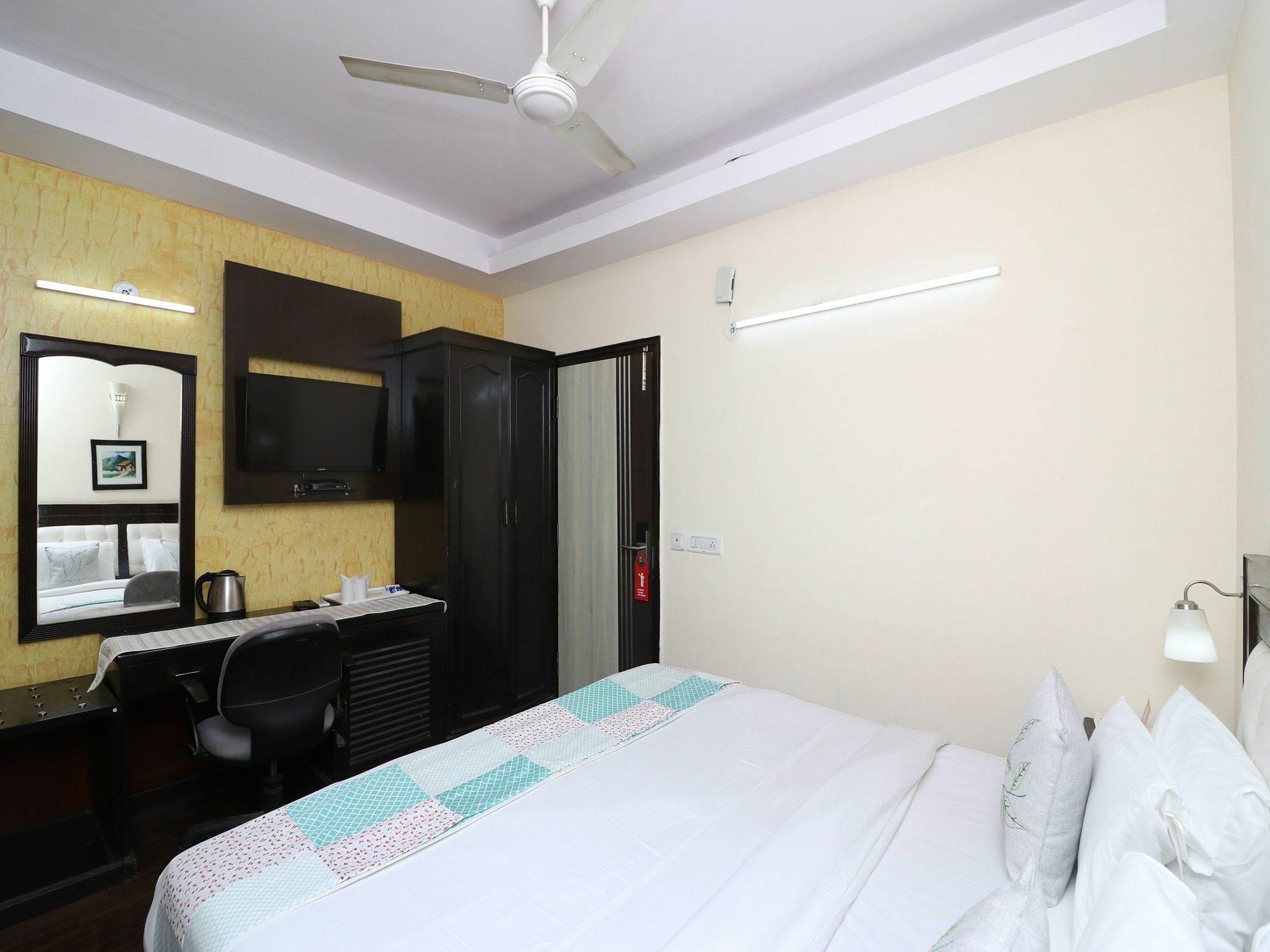 Отель Oyo 13451 Star Corporate Avenue Нью-Дели Экстерьер фото