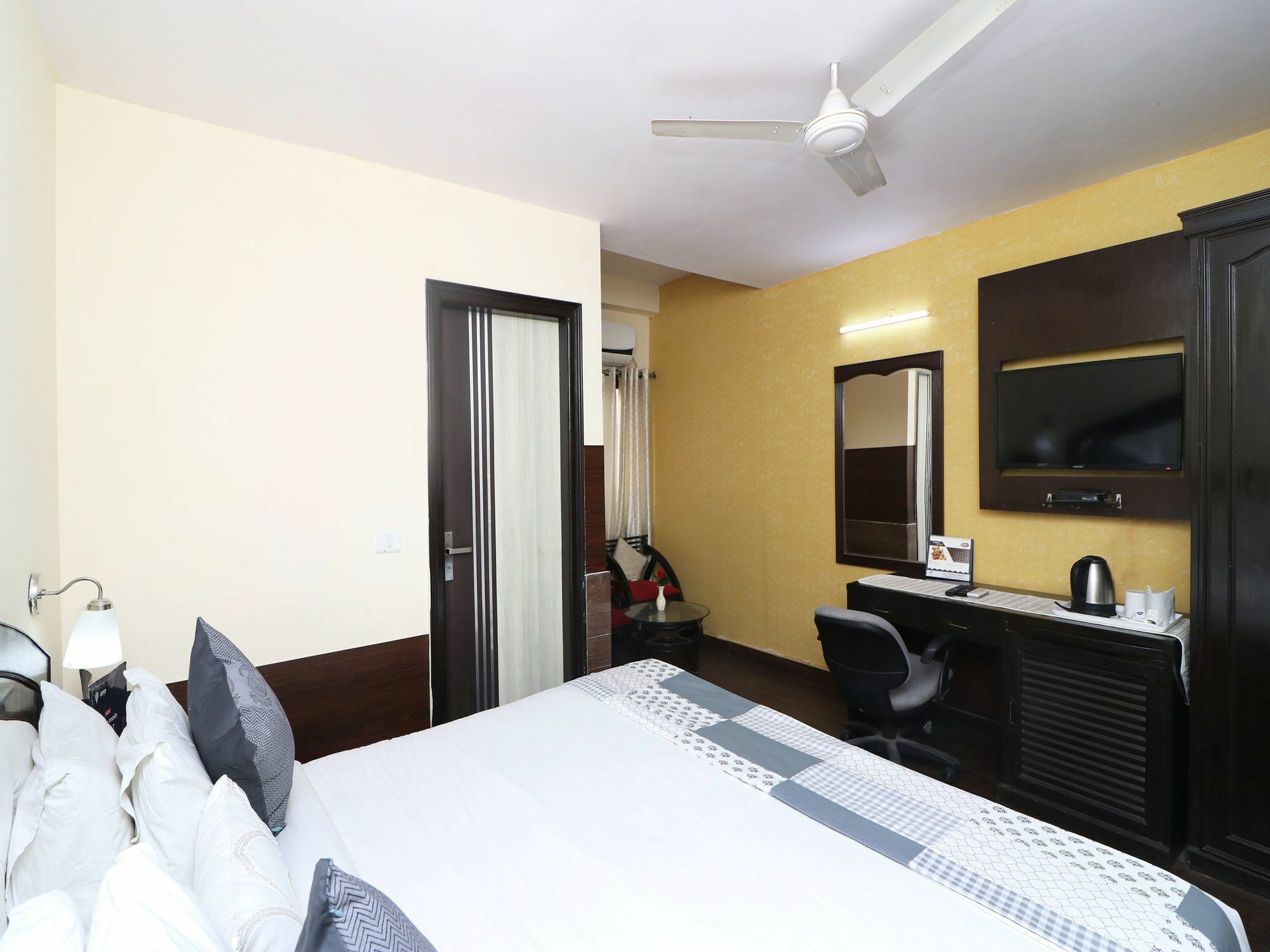 Отель Oyo 13451 Star Corporate Avenue Нью-Дели Экстерьер фото